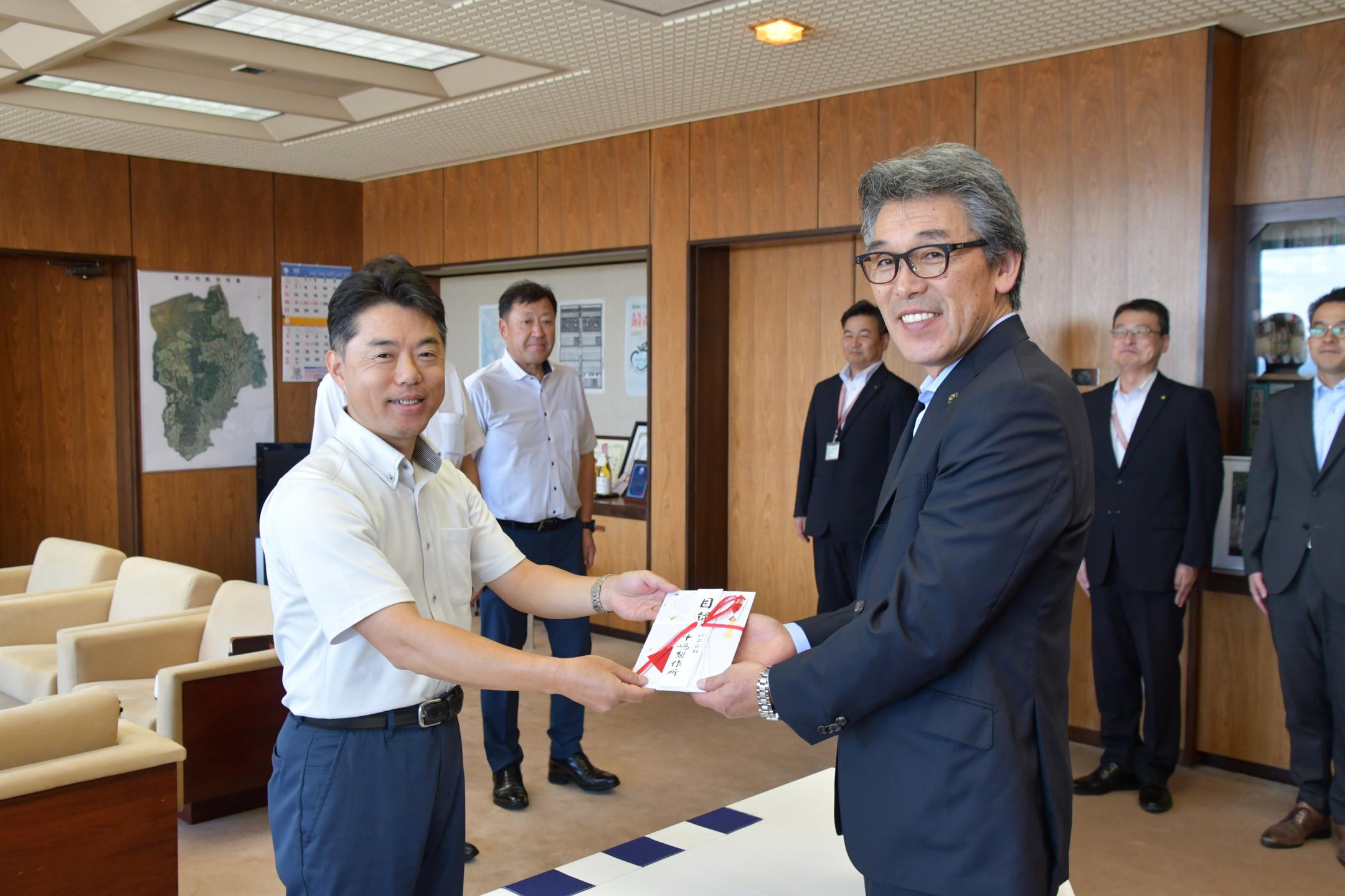 市長が目録を受け取る