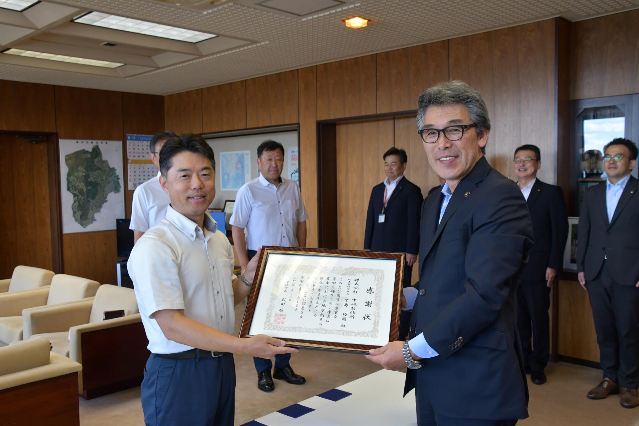 市長が感謝状を贈る