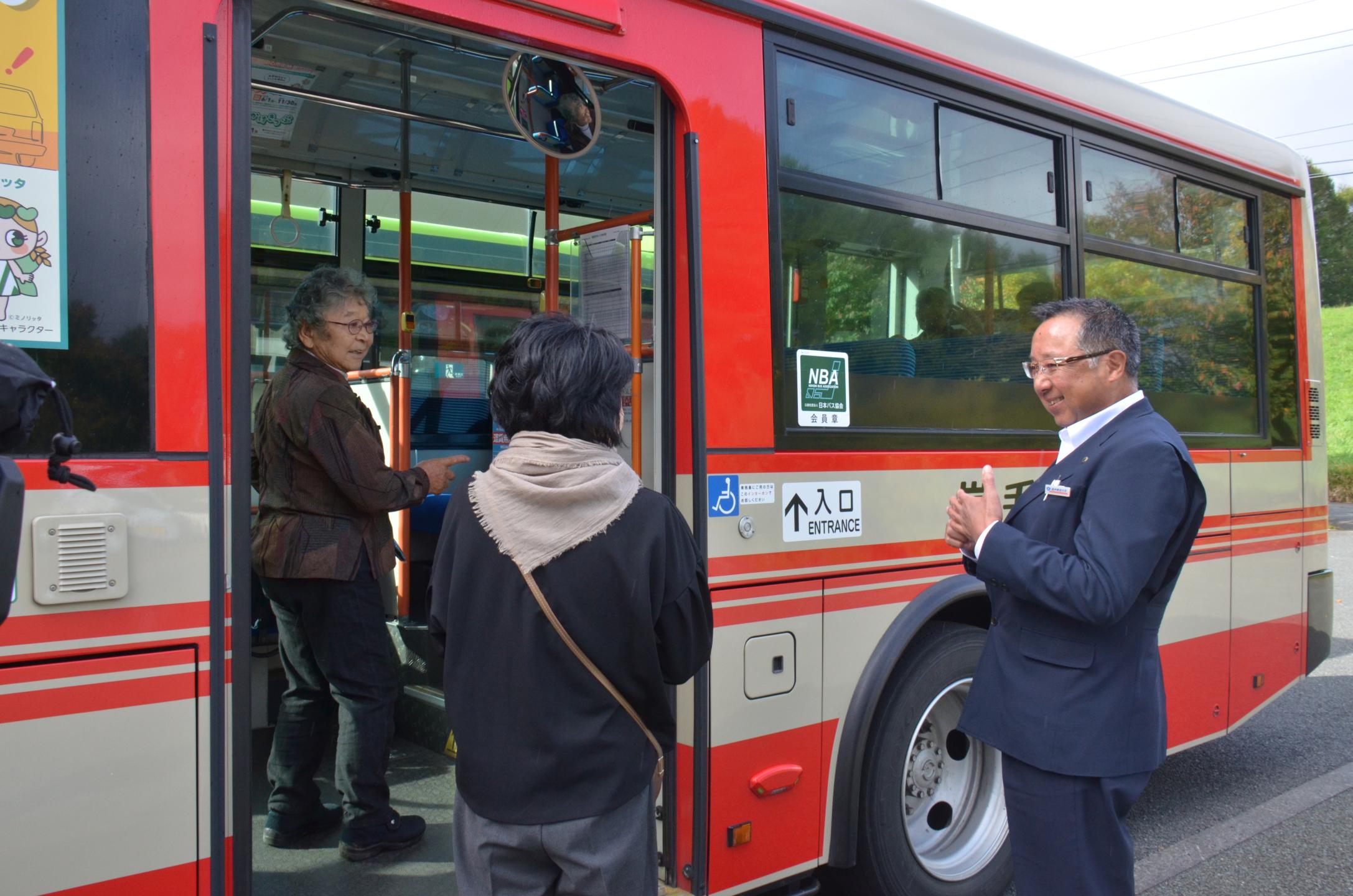 出発前のたきバスに市民が乗り込む様子