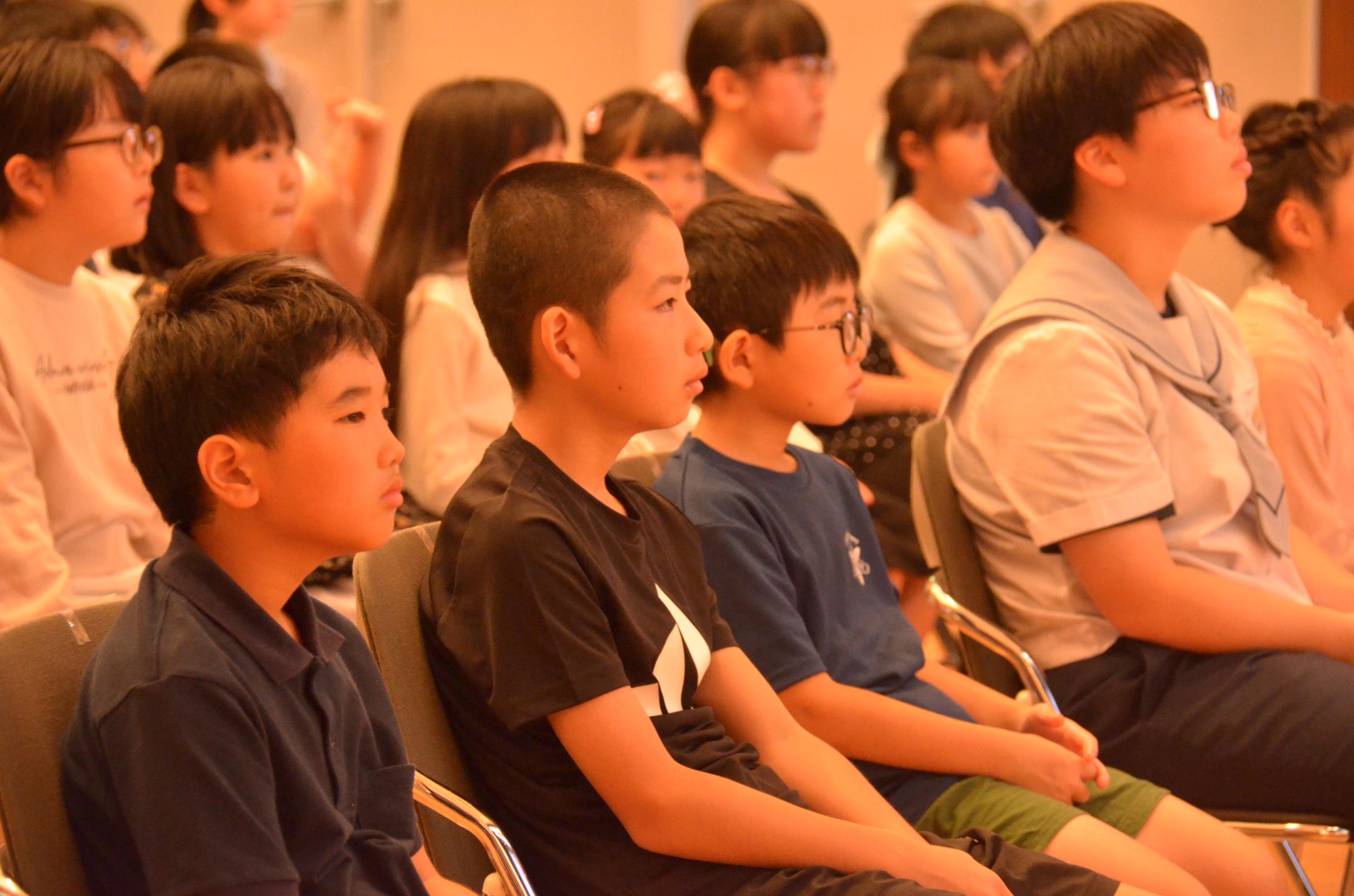 市長らの言葉に耳を傾ける子供たち