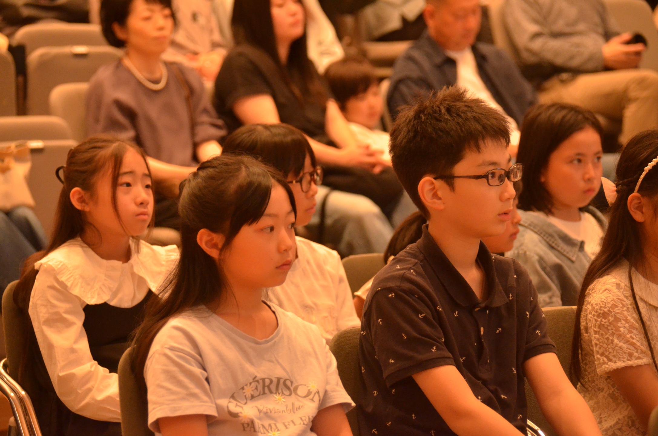 実行委員長らの言葉を真剣に聞く子供たち
