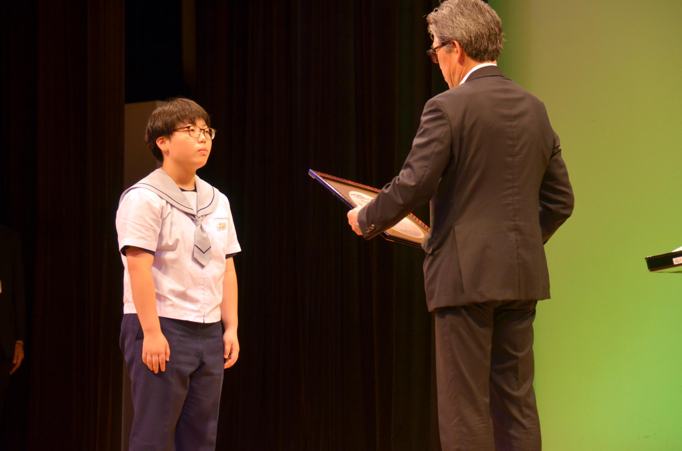 市長から賞状を受け取る宮本さん