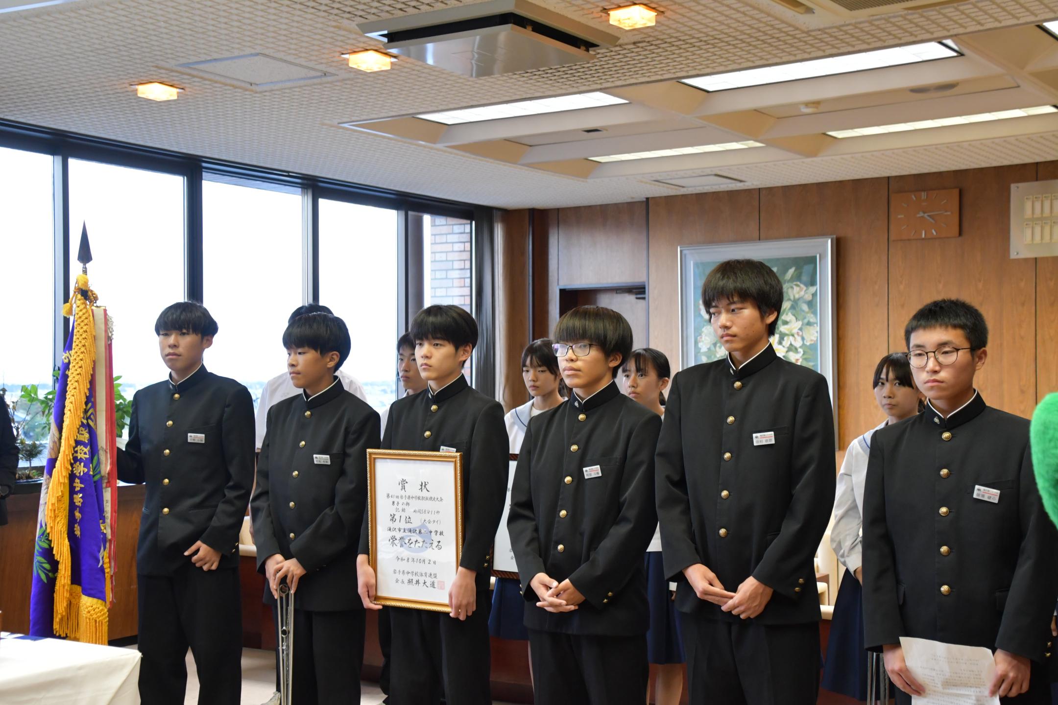 市長の前に並ぶ滝沢第二中学校の生徒たち