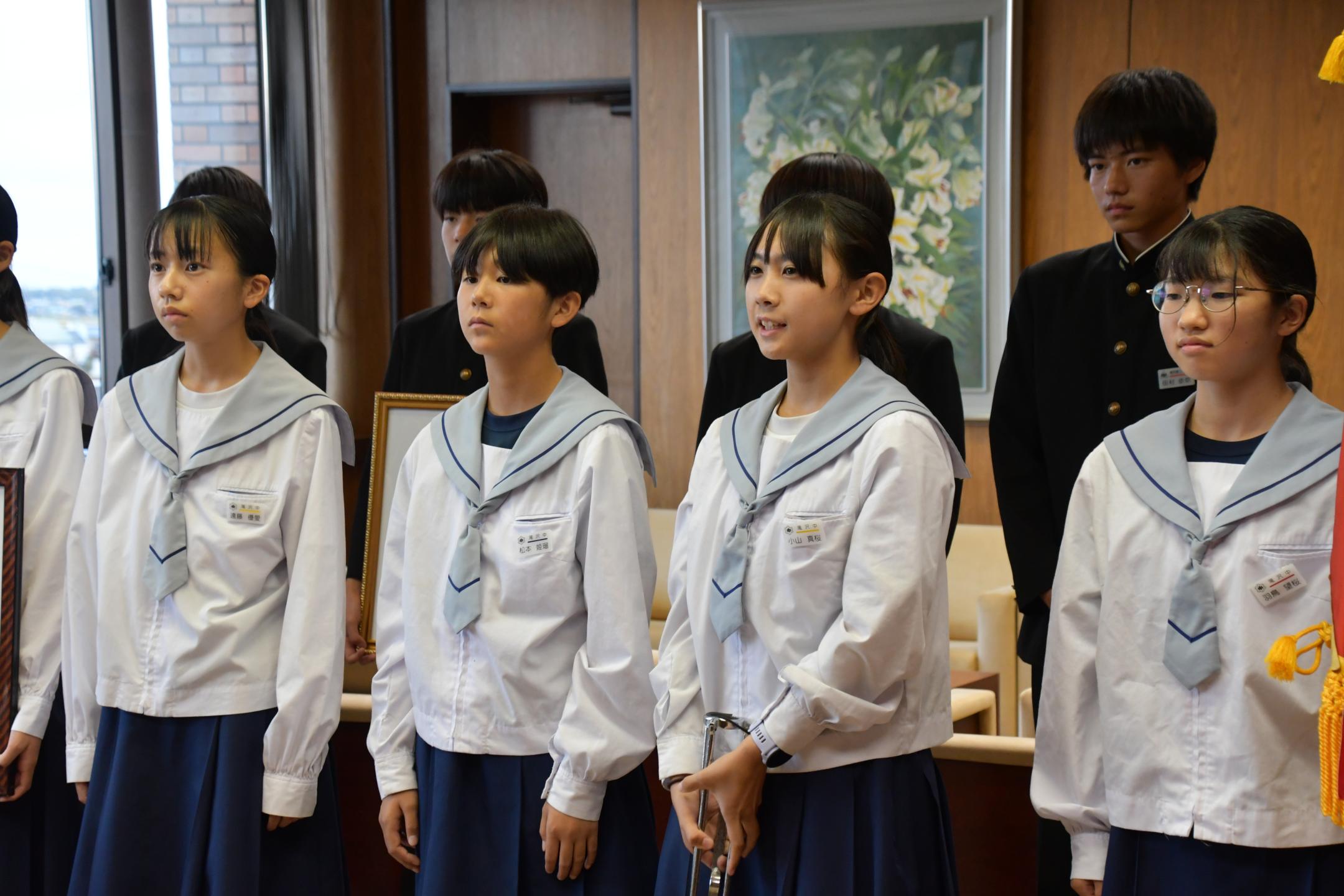 市長へ報告する滝沢中学校の生徒