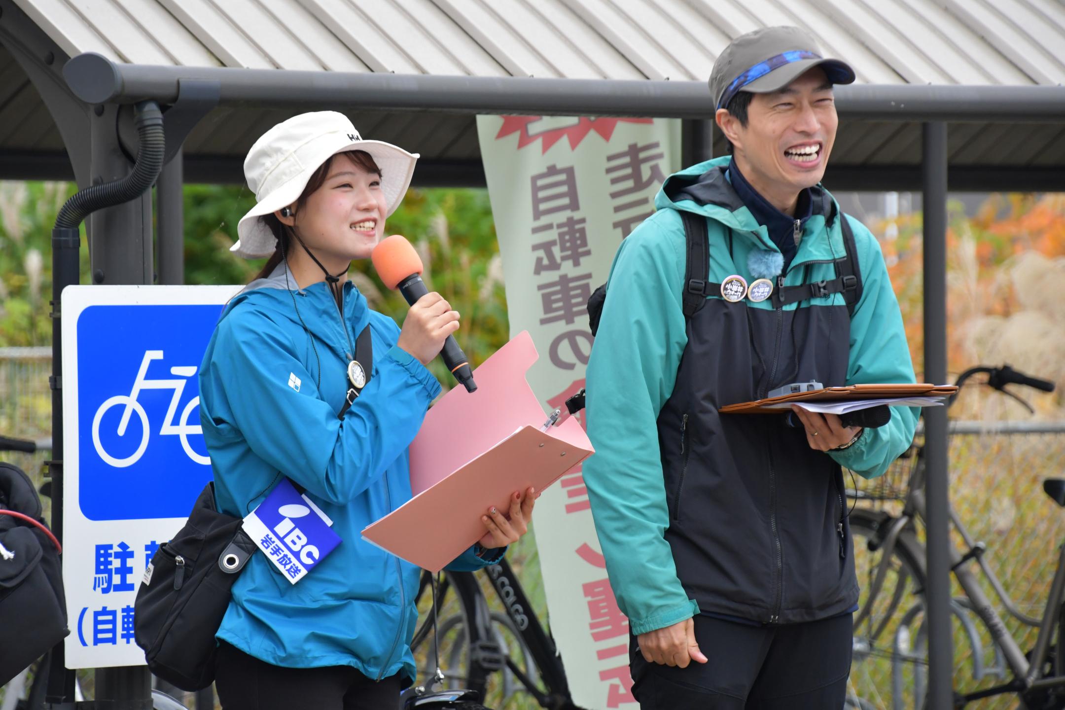 開会式での浅見アナウンサーと徳岡アナウンサー