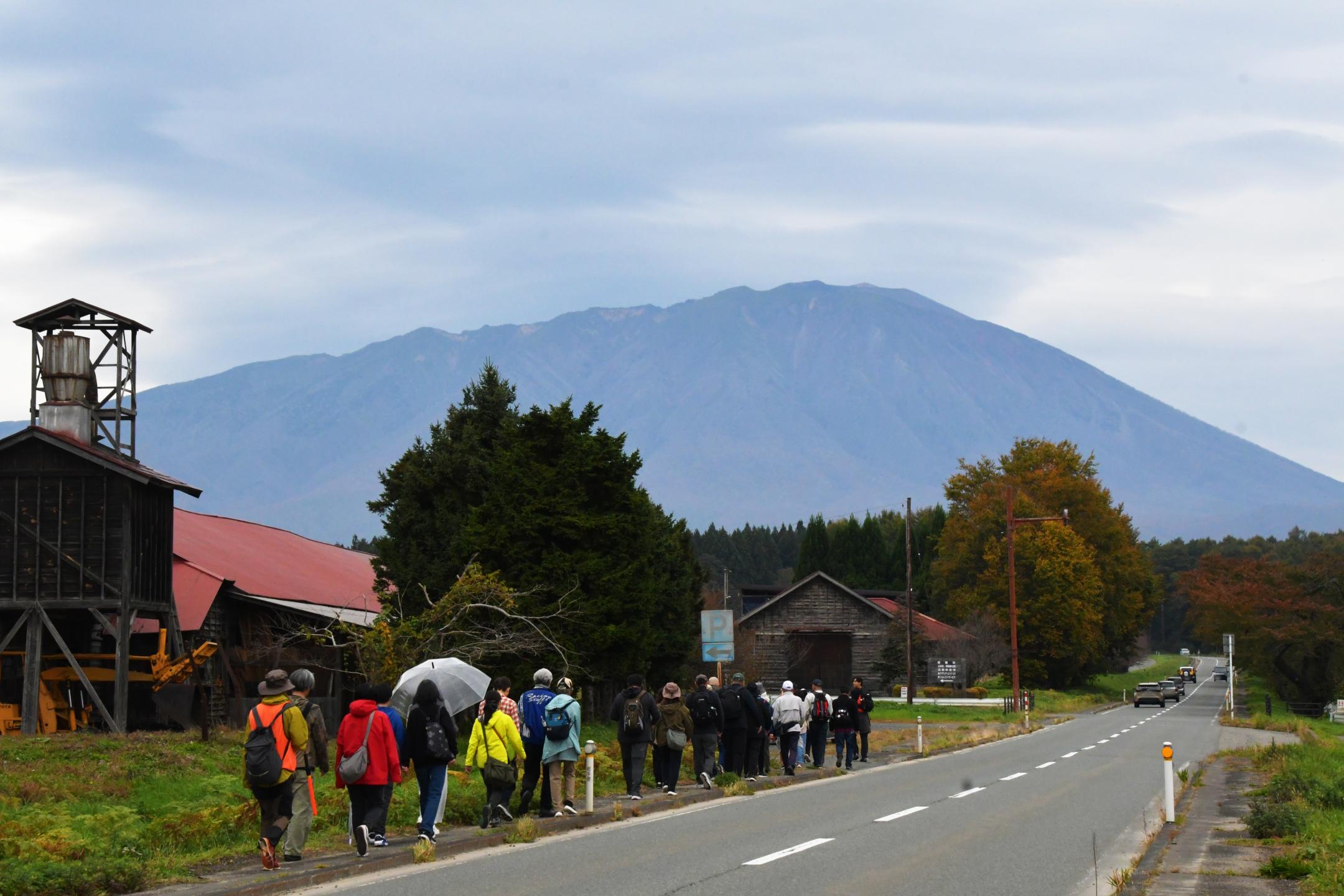 岩手山を見ながら歩く参加者