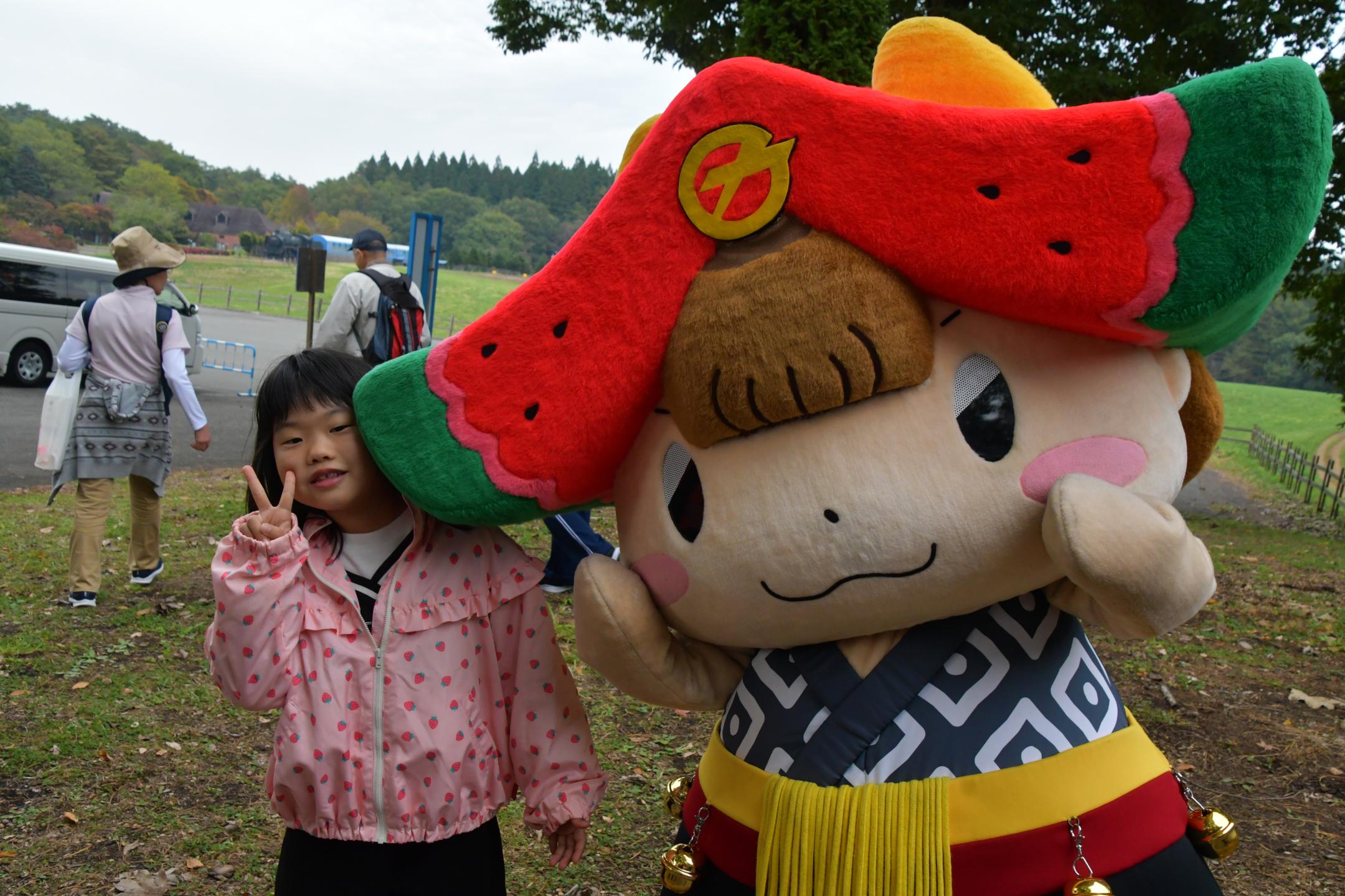 ゴール地点でちゃぐぽんと写真を撮る子供