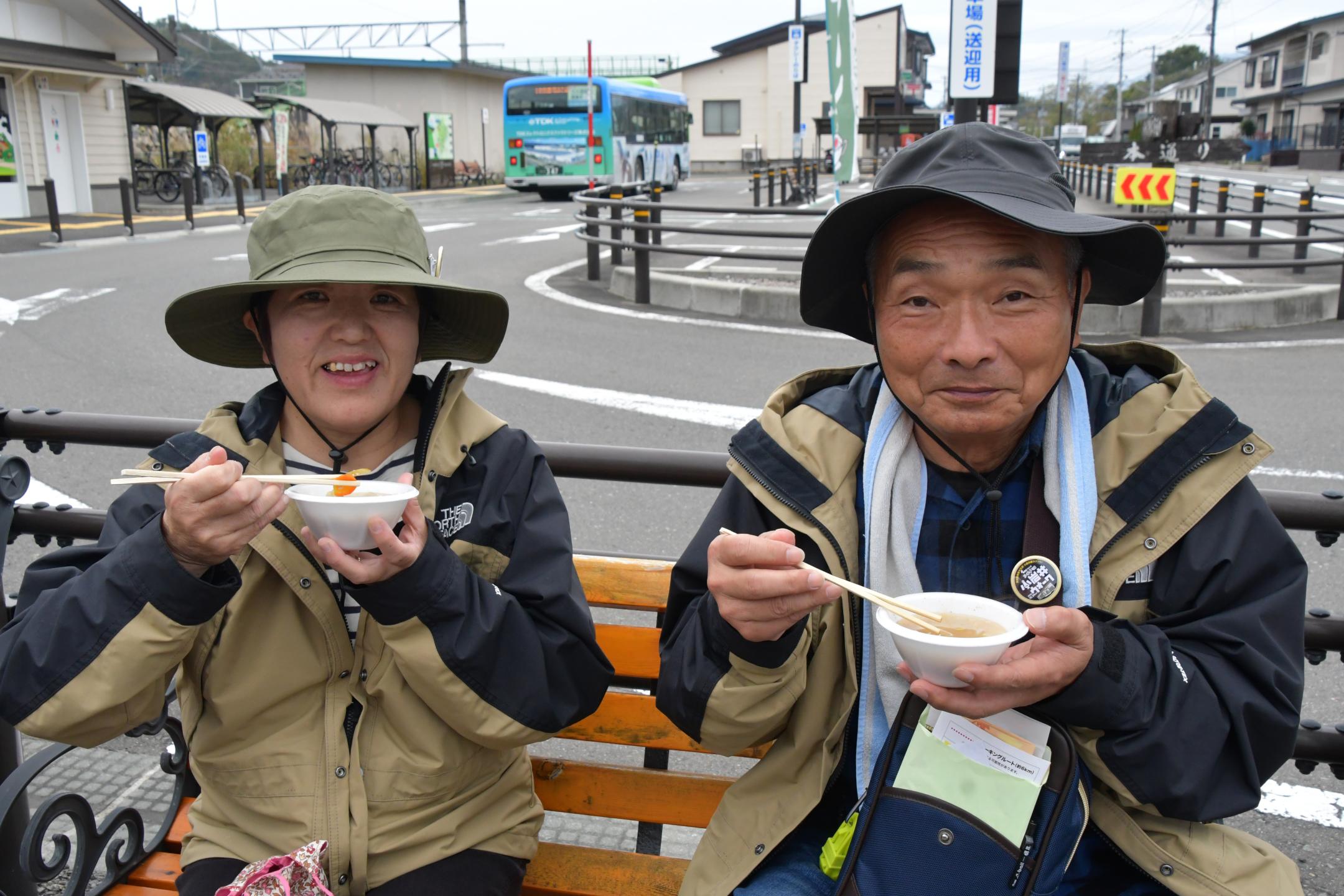 小岩井駅でおふるまいを食べるご夫婦