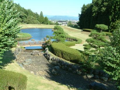 日本庭園には池もあり高台からの眺めは絶景です。